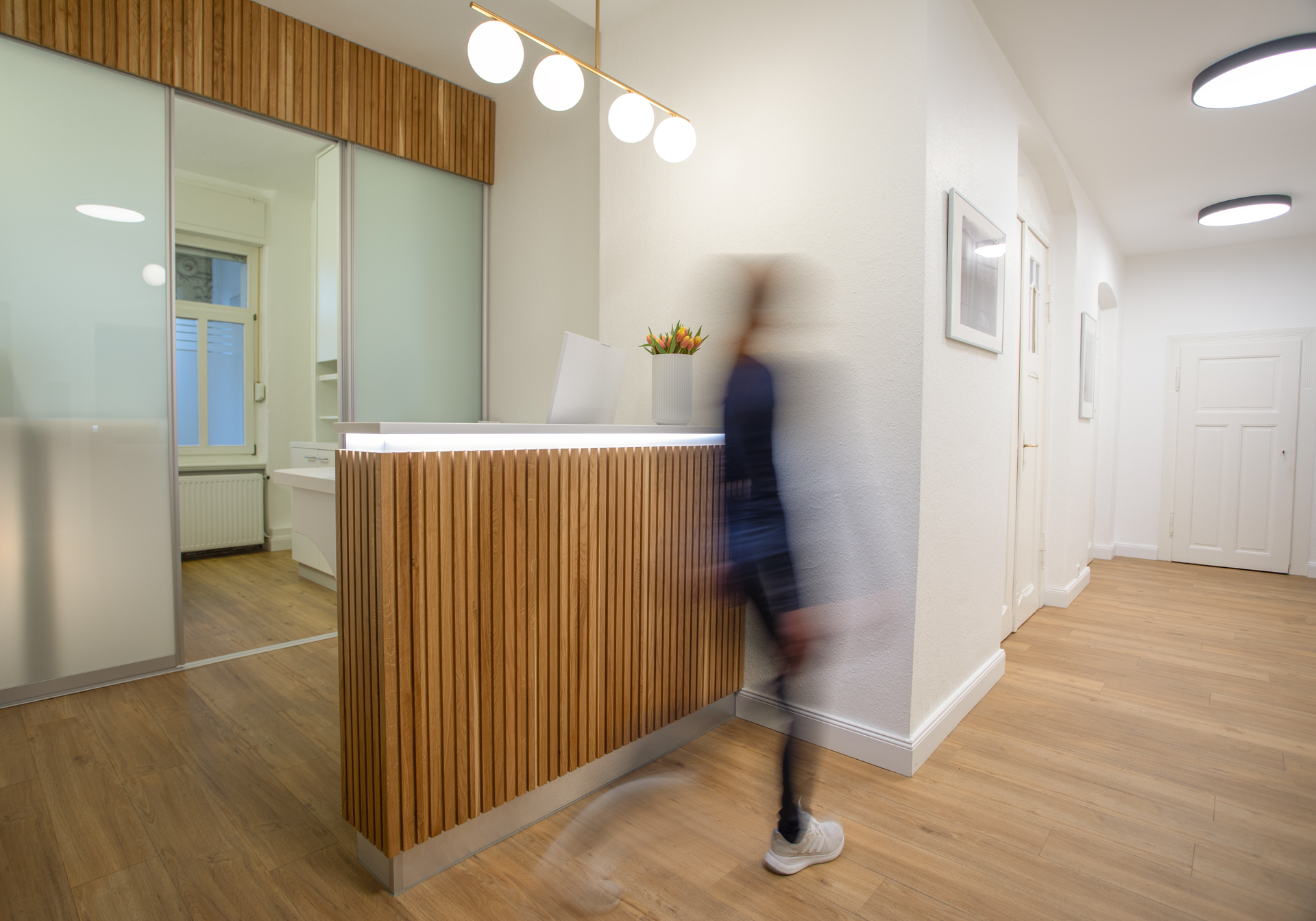 Einladender Empfangsbereich der Praxis Zahnwerk Halle