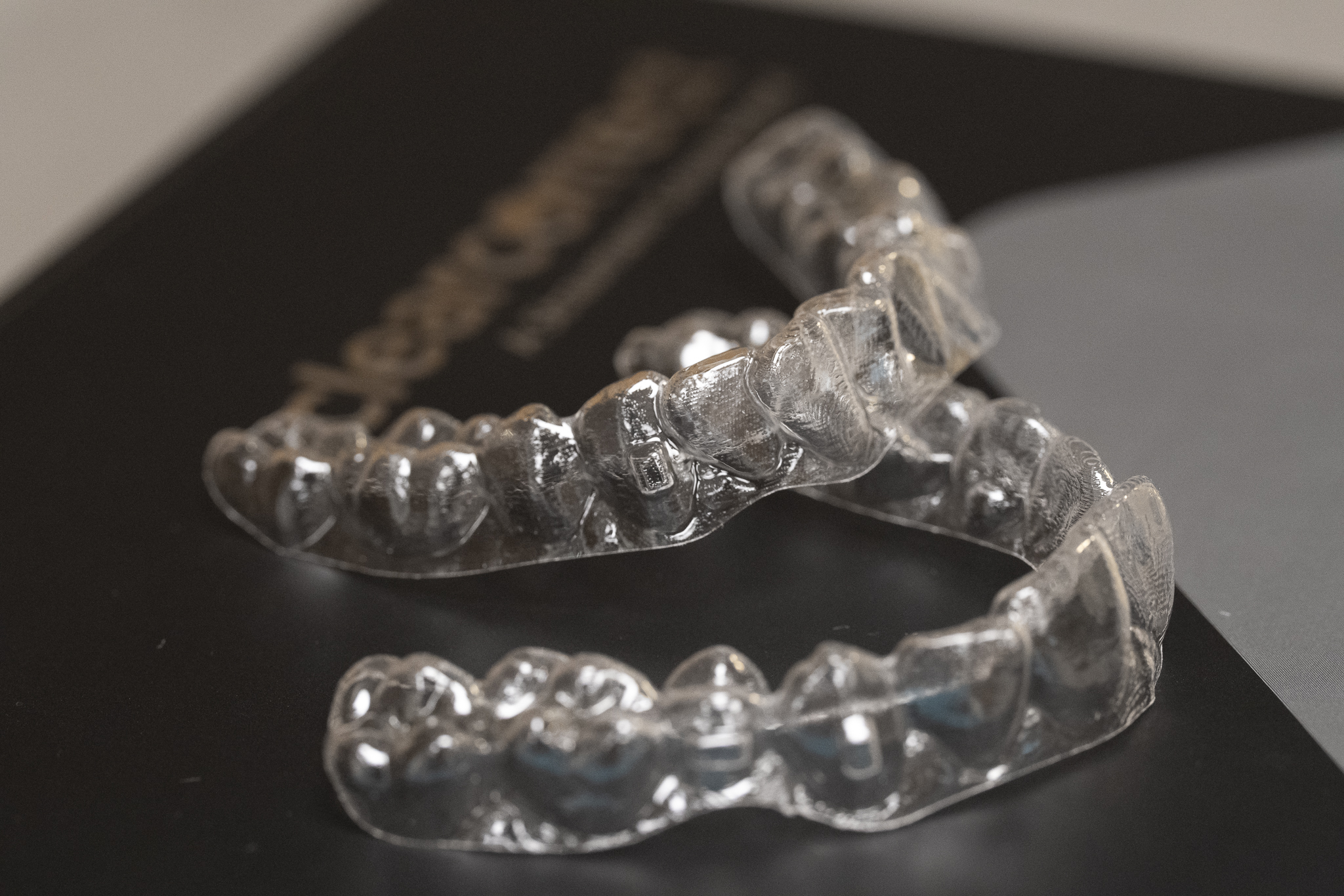 Transparente ClearCorrect-Aligner auf der schwarzen ClearCorrect-Verpackung